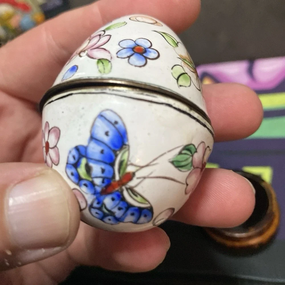 VTG ASIAN CLOISONNE ENAMEL FLORAL & BUTTERFLIES EGG TRINKET BOX ON WOOD STAND G2